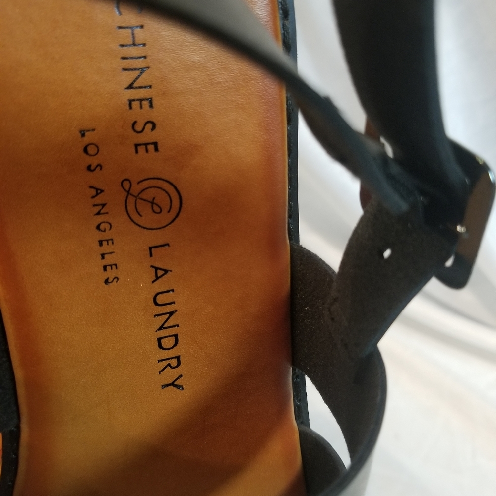 Women's size 10 sandals - Picture 3 of 8
